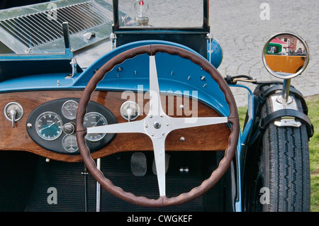 1928 Bugatti Typ 40 Roadster Dashboard Motoclassic Automesse im Topacz Schloss in Kobierzyce in der Nähe von Breslau, Niederschlesien, Polen Stockfoto