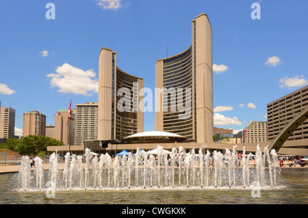 Der Pool, Brunnen und dem Rathaus am Nathan Phillips Square in Toronto, Ontario, Kanada. Stockfoto