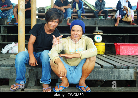 Malaysia, Borneo, Semporna, zwei Männer posieren vor der Kamera Stockfoto