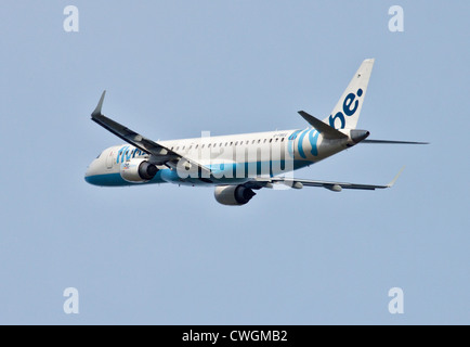 Flybe europäischen Embraer ERJ-190-200LR, Gatwick Flughafen, Sussex, England Stockfoto