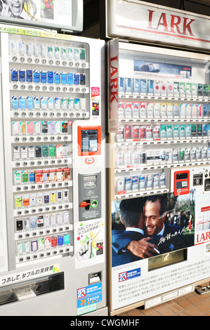 Zigarettenautomat auf den Straßen von Tokio Stockfoto