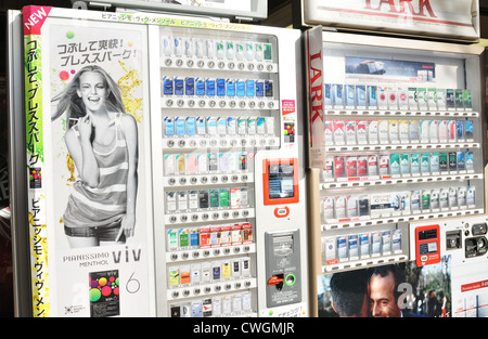 Zigarettenautomat auf den Straßen von Tokio Stockfoto