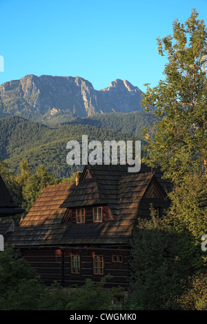 Giewont Berggipfel in den Strahlen der aufgehenden Sonne, Polen. Stockfoto