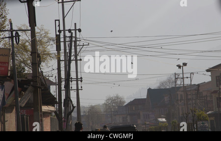 Fülle von elektrischen Leitungen in einer Srinagar Straße. Die Menge an elektrischen Leitungen sichtbar scheint gefährlich. Stockfoto