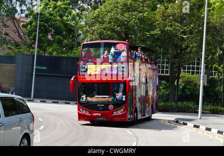 Sightseeing-Bus auf der Straße neben der Suntec City in Singapur. Dies sind offene Busse für touristische Ausflüge in Singapur verwendet. Stockfoto