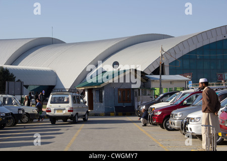 Taxis aufgereiht vor dem Flughafen Srinagar in Indien. Dies ist ein Hochsicherheits-Bereich aufgrund der Geschichte des Terrorismus in Kaschmir. Stockfoto