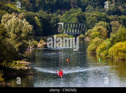 Fluss Ruhr, Essen, Deutschland. Sommerzeit, Menschen warmes sonniges Wetter am Fluss genießen. Stockfoto