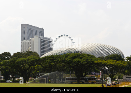 Blick auf Singapore Flyer und Mandarin Oriental Hotel und die Esplanade Gebäude in Singapur Stockfoto