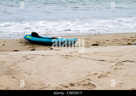 Ein Kajak am Strand in "Santa Barbara", California Stockfoto