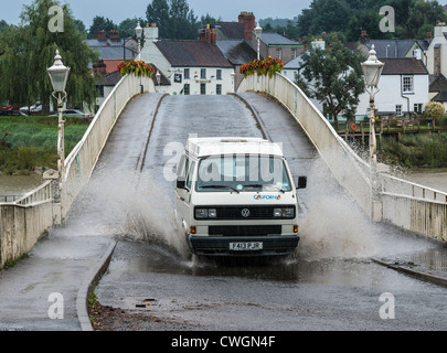 WOHNMOBIL FAHREN DURCH SOMMER FLUT AUF ALTEN WYE BRIDGE CHEPSTOW DIE BRÜCKE BILDET DIE GRENZE ZWISCHEN ENGLAND UND WALES. Stockfoto