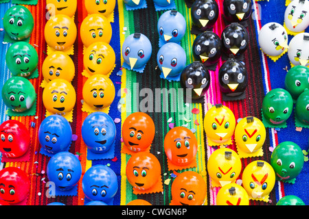 Gefärbten Eiern gefüllt mit Konfetti während Fiesta in "Santa Barbara", California zum Verkauf angeboten. Stockfoto