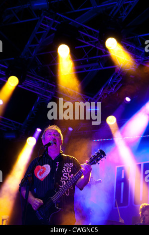 BENICASSIM, Spanien - 14 Juli: Buzzcocks Band führt auf FIB am 14. Juli 2012 in Benicassim, Spanien. Stockfoto