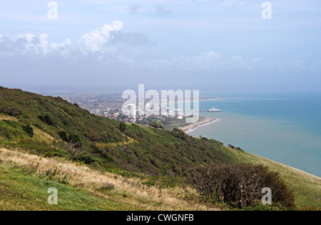 DIE SOUTH DOWNS AM BEACHY HEAD MIT BLICK AUF EASTBOURNE. EAST SUSSEX UK Stockfoto