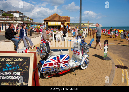 1, Großbritannien, England, Isle of Wight, Sandown, Esplanade, Strandpromenade, Motorroller-Rallye, Motorroller, Feiertagswochenende Stockfoto