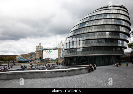 London City Hall mit Tower Bridge und die Olympischen Ringe im Hintergrund. Stockfoto