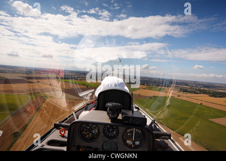 Die Piloten blicken vom Rücksitz eines Schempp-Hirth Duo Discus auf einem Aerotow hinter einem De Havilland Chipmunk Schlepper. Stockfoto