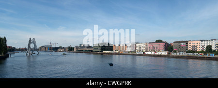 Molekül-Männer-Statue in der Spree, Berlin Stockfoto