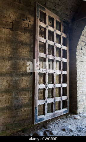 Flügel des Tores in der alten Festung aus Steinen Stockfoto
