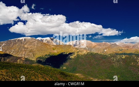 Der Blick auf den Colorado Rockies mit Blick auf die kontinentale Wasserscheide in Rocky Mountain Nationalpark Stockfoto