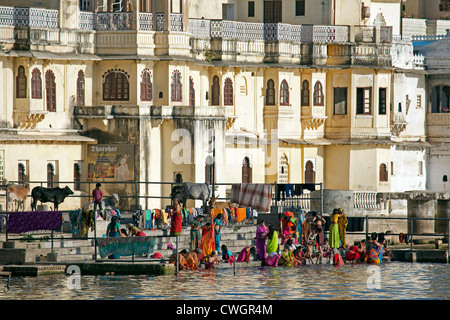 Frauen Baden im Fluss Ahar in der Stadt von Udaipur / Stadt der Seen, Rajasthan, Indien Stockfoto