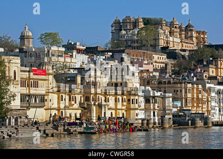 Frauen Baden im Fluss Ahar in der Stadt von Udaipur / Stadt der Seen, Rajasthan, Indien Stockfoto