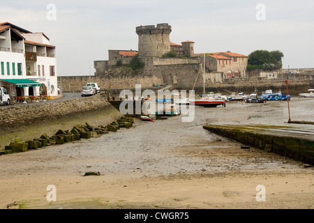 ein Boot bei Ebbe, Saint Jean de Luz, Frankreich Stockfoto