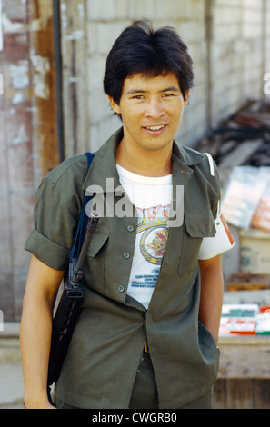 Malaysia junger Mann mit einer Waffe Stockfoto