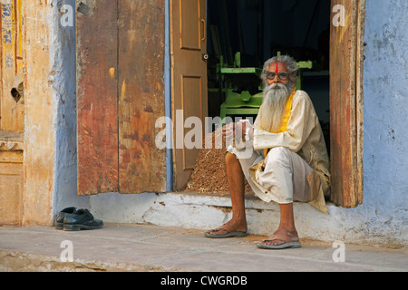 Alten indischen Mann in traditioneller Kleidung tragen Brillen, Bundi, Rajasthan, Indien Stockfoto