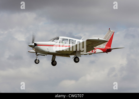 Piper PA-28 Cherokee Arrow Leichtflugzeugen, Reg G-OKAG, bei kleinen Gransden Stockfoto