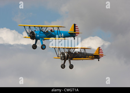 Boeing N2S-5 Kaydet Reg G-AZLE und Boeing PT-13D Kaydet, Reg G-AWLO Stockfoto