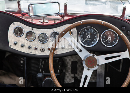 Innenraum, Armaturenbrett und Lenkrad Oldtimer Sportwagen von MG Stockfoto