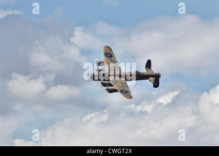Avro Lancaster Bomber der Schlacht of Britain Memorial Flight, über fliegende kleine Gransden Flugplatz. Stockfoto