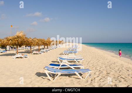 Liegestühle und Sonnenschirme im Sol Cayo Santa Maria Resort, Cayo Santa Maria, Kuba. Stockfoto