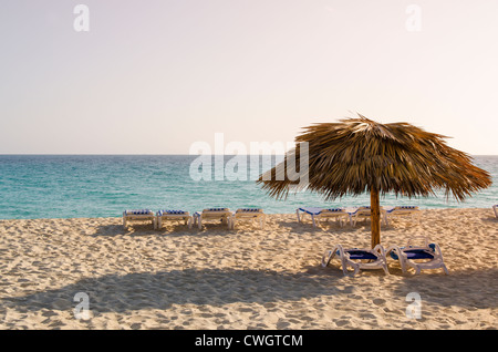 Liegestühle und Sonnenschirme im Sol Cayo Santa Maria Resort, Cayo Santa Maria, Kuba. Stockfoto