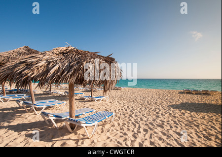 Liegestühle und Sonnenschirme im Sol Cayo Santa Maria Resort, Cayo Santa Maria, Kuba. Stockfoto