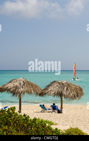 Liegestühle und Sonnenschirme im Sol Cayo Santa Maria Resort, Cayo Santa Maria, Kuba. Stockfoto