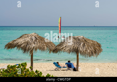 Liegestühle und Sonnenschirme im Sol Cayo Santa Maria Resort, Cayo Santa Maria, Kuba. Stockfoto