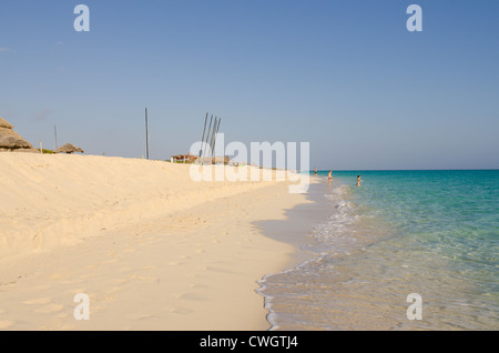 Segelboote am Strand Sol Cayo Santa Maria Resort, Cayo Santa Maria, Kuba. Stockfoto