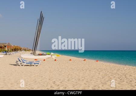 Segelboote am Strand Sol Cayo Santa Maria Resort, Cayo Santa Maria, Kuba. Stockfoto