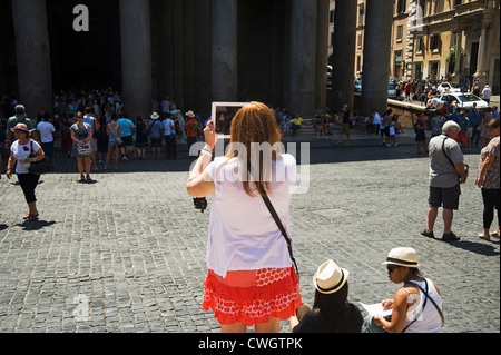 Rom, Italien - Frau fotografieren durch das Pantheon mit Ipad Stockfoto