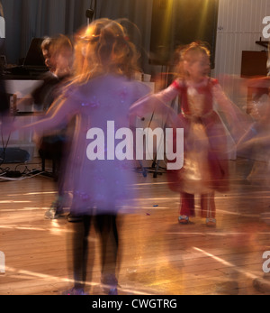 Kinder tanzen tut der Hokey Cokey in einer Diskothek an einem fünften Geburtstag Party England Stockfoto