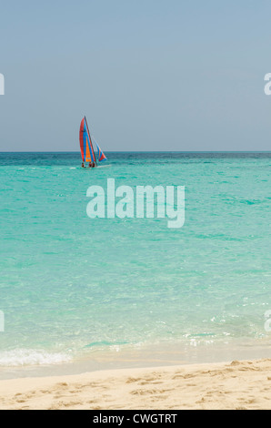 Segelboot Strand Sol Cayo Santa Maria Resort, Cayo Santa Maria, Kuba. Stockfoto