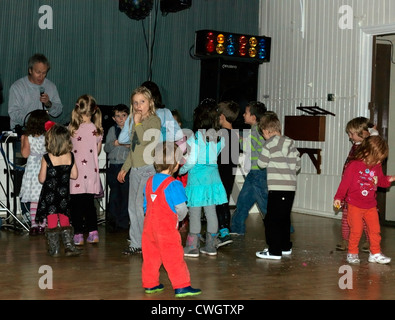 Kinder tanzen im Schaum in einer Diskothek in einen fünften Geburtstag feiern England Stockfoto