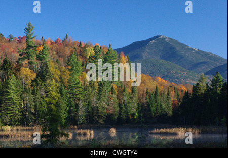 Ansicht der Whiteface Mountain über kleine Cherry Patch Teich vor den Toren Lake Placid in North Elba auf der Straße nach Wilmington Stockfoto