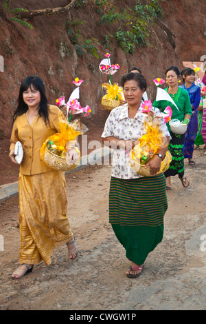 Prozession tragen Haushalt Gegenstände für junge Männer in einem buddhistischen Kloster in KENGTUNG auch bekannt als KYAINGTONG - MYANMAR Stockfoto