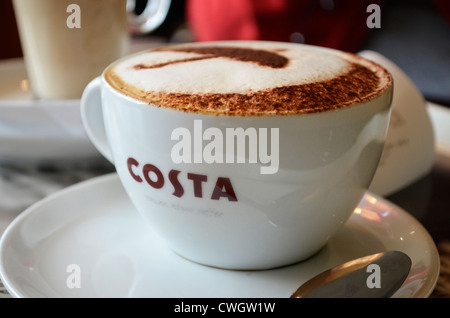 Nahaufnahme von Costa Kaffee cappuccino Stockfoto