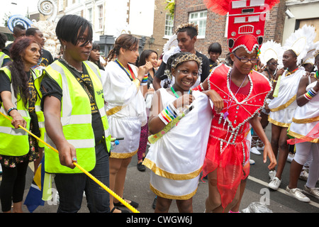 Menschen, die genießen Notting Hill Carnival, London, England, Vereinigtes Königreich, 2012 Stockfoto