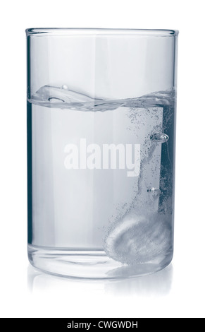 Sprudelnde Tablette in Glas Wasser isoliert auf weiss Stockfoto