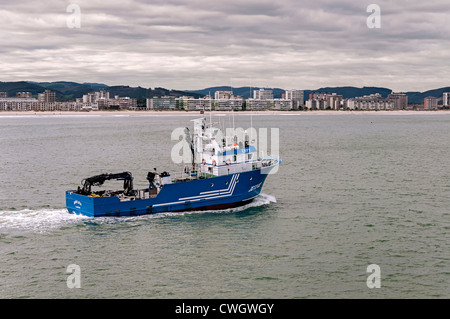 Angeln Boot aus dem Hafen der Stadt Laredo Fisch in Kantabrien, Spanien, Europa Stockfoto