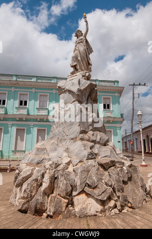 Freiheitsstatue und Kolonialarchitektur, Jose Martí Park, Remedios, Kuba. Stockfoto